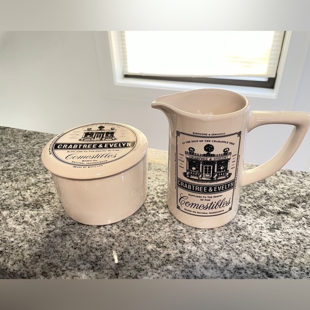 Crabtree & Evelyn Creamer and Sugar Bowl.